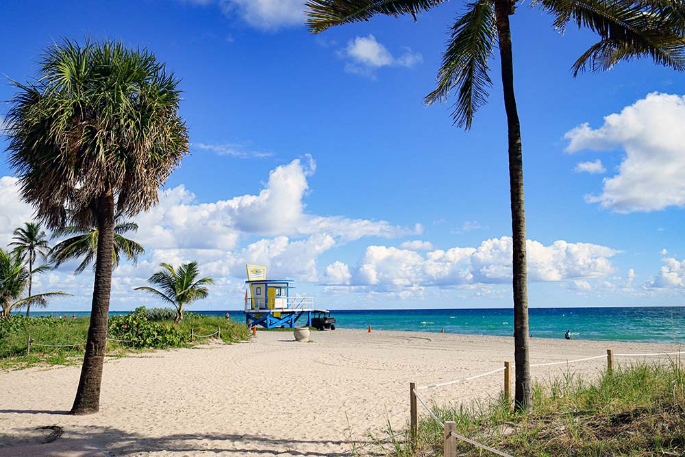 Er havet varmt nok til å svømme i Florida i mars?